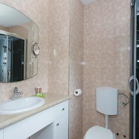 5 Bedroom Cozy In בית נופש