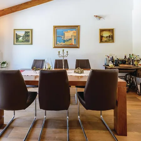 Σπίτι διακοπών 5 Bedroom Cozy In *