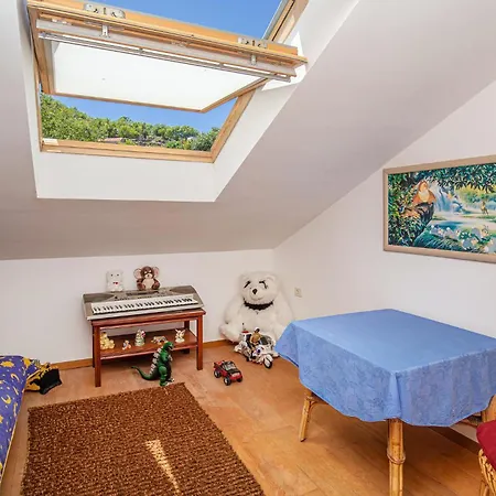 5 Bedroom Cozy In Σπίτι διακοπών Topolo