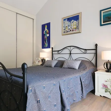 5 Bedroom Cozy In Topolo
