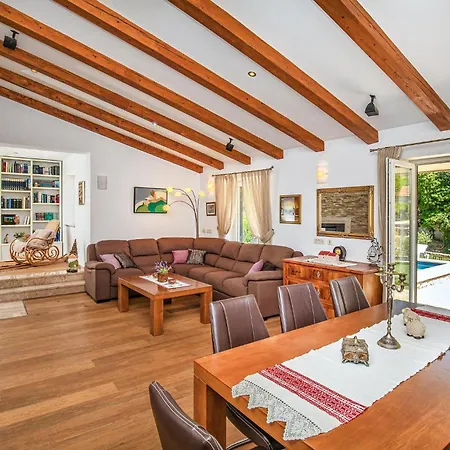 בית נופש 5 Bedroom Cozy In