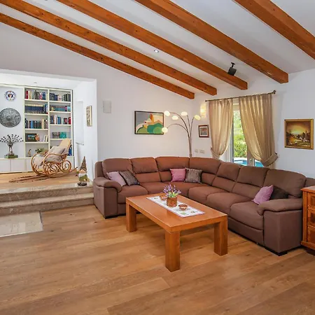 בית נופש 5 Bedroom Cozy In *
