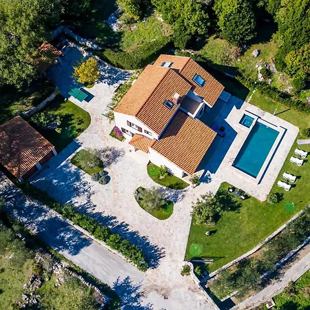 5 Bedroom Cozy In Topolo