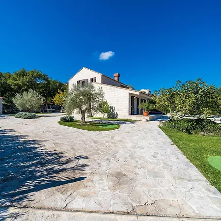 5 Bedroom Cozy In Σπίτι διακοπών *
